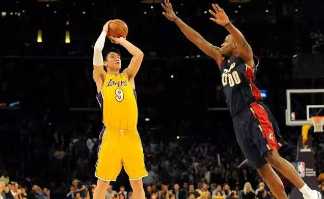 金州勇士在主场134-117击败犹他爵士，终结三连败，展现强大韧性与高效进攻。（勇士主场134-117力克爵士，止三连败，展现韧性与高效火力）