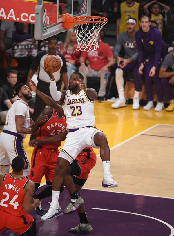 上海海港足球俱乐部举行2025赛季出征仪式（上海海港开启2025赛季征程，出征仪式启幕）