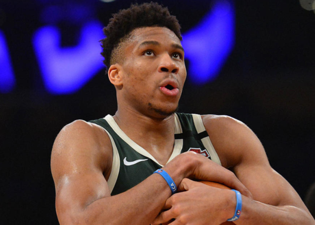 葡媒批评C罗：C罗应该为他的行为道歉，并对此感到羞愧（葡媒指责C罗：应为失当行为道歉并深感羞愧）