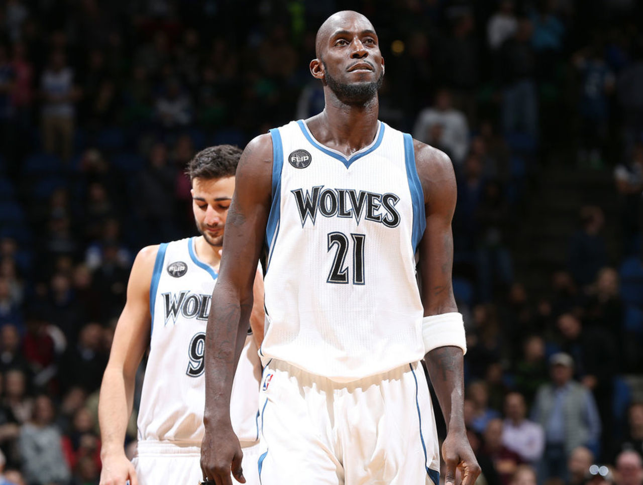 令人动容！残特奥会独腿飞人扑线摔破全国纪录（拼到最后一刻！残特奥会单腿短跑选手冲线摔倒刷新全国纪录）