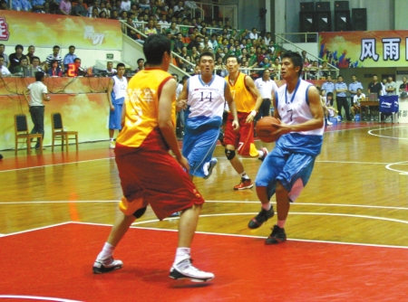 明星后卫三分爆发 带队逆转（明星后卫外线火力全开 助队完成逆袭）